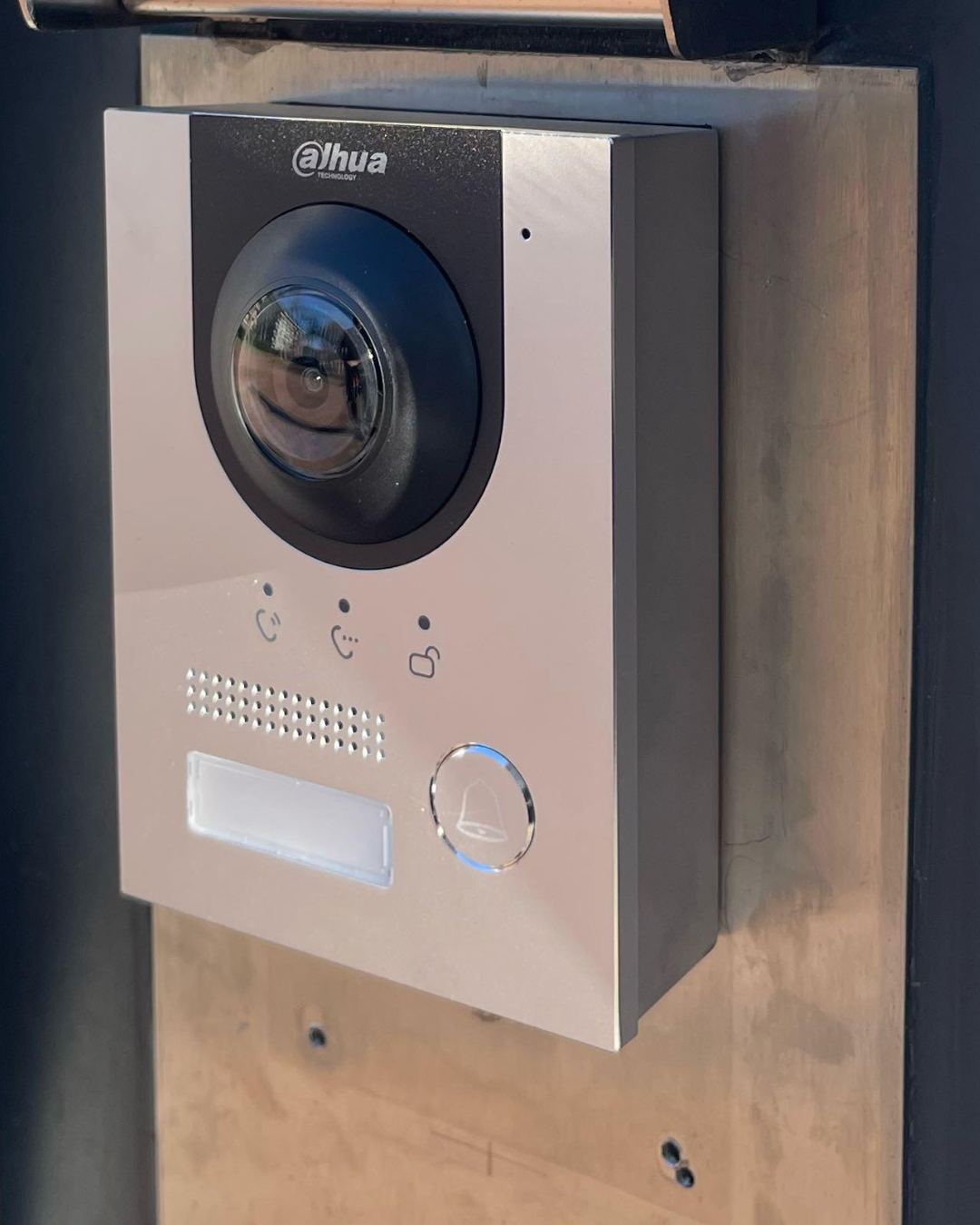 Monteur van CameraInstallatie legt een intercom-installatie aan