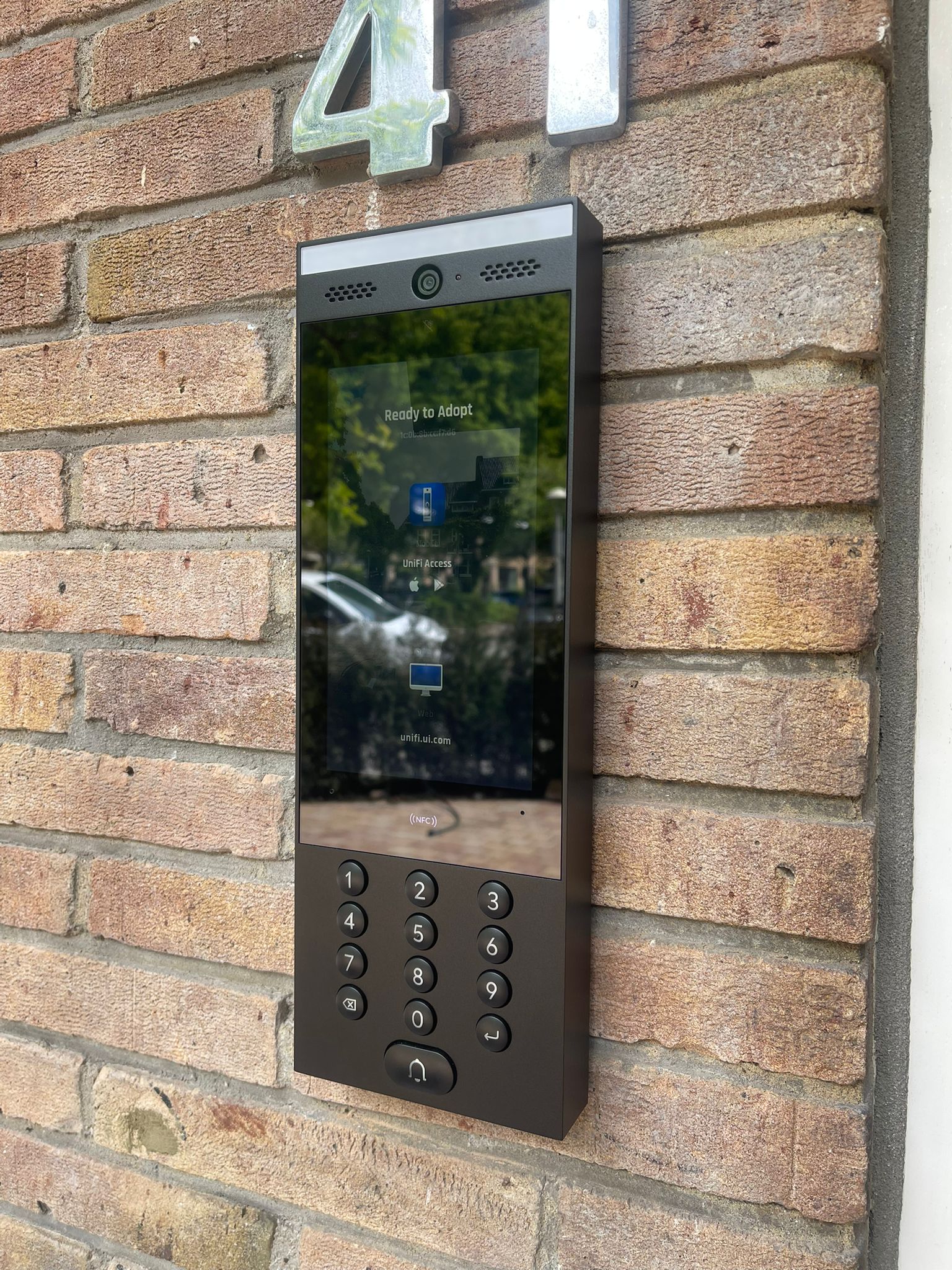 Monteur van CameraInstallatie.nl werkt een intercomdeurstation netjes af