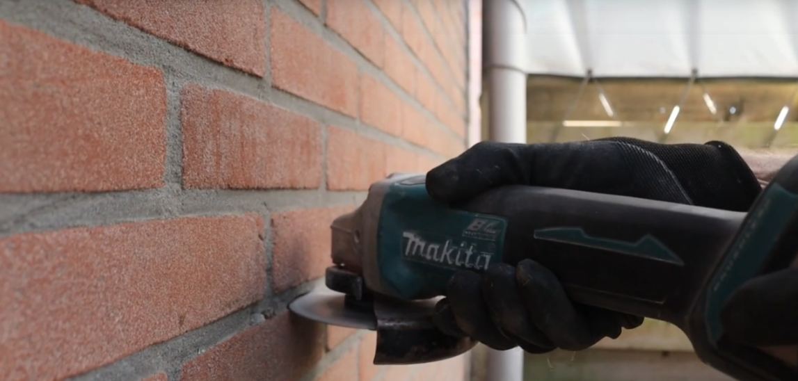 Camerakabel netjes weggewerkt in de voeg van de gevel