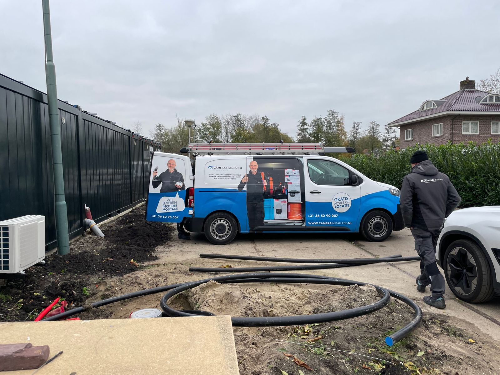 Kabels worden ingegraven voor een buiteninstallatie in het buitengebied