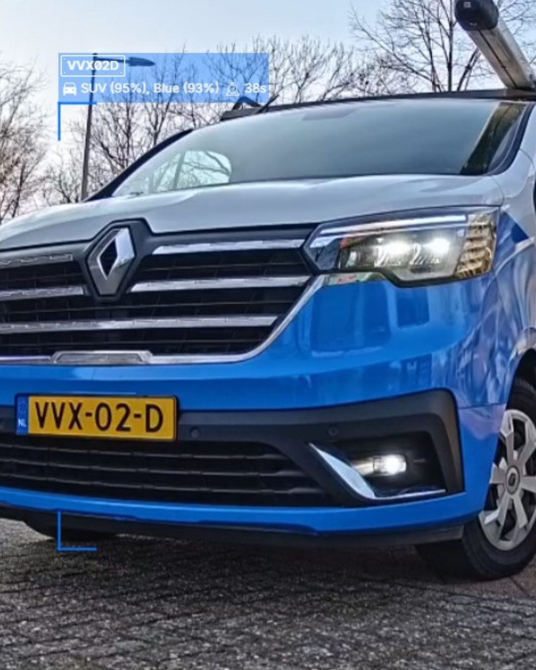 Camerabeeld van een blauwe bestelbus waarbij het systeem het kenteken automatisch uitleest en het voertuig als blauwe SUV herkent