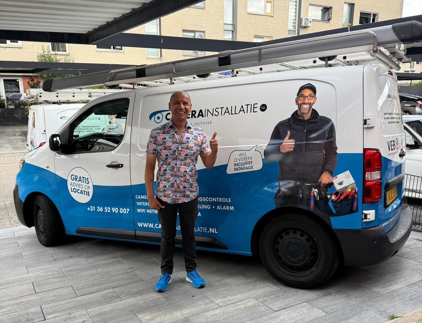 Klant in gesprek bij de servicebus van CameraInstallatie voor de installatie begint