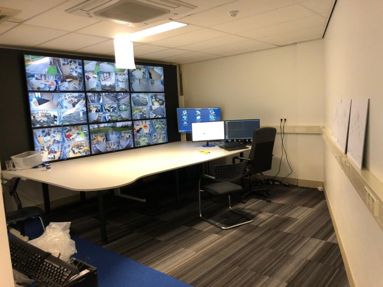 Kleine meldkamer met een videowall met live camerabeelden
