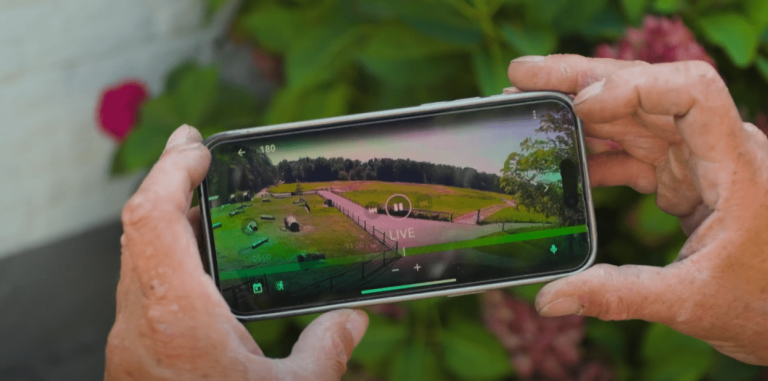Live camerabeeld van een terrein op een smartphone in de app