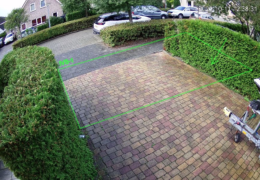 Live camerabeeld van een oprit en voortuin