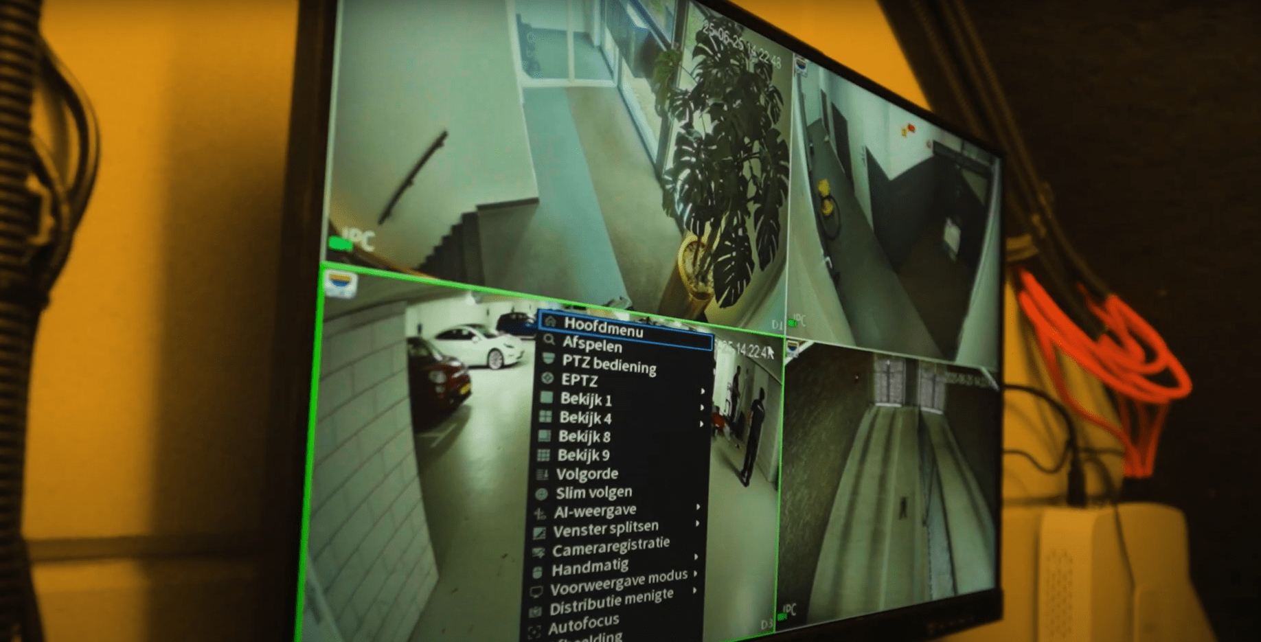 Live camerabeelden van een project op een scherm in de meekijkruimte