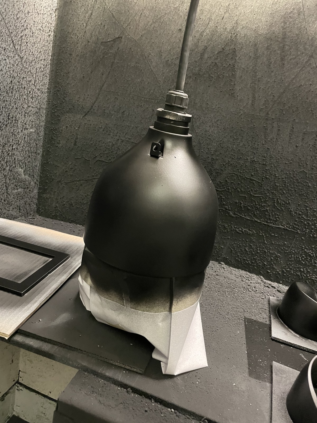 Camerabehuizing met afgeplakte lens die in de spuitcabine een nieuwe kleur krijgt