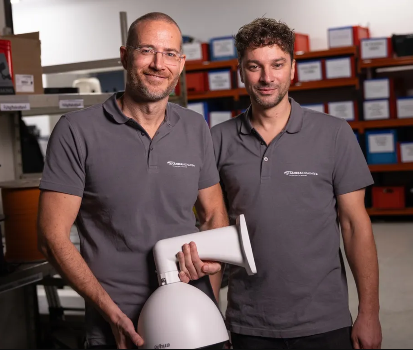Oprichters Marc en John in het magazijn