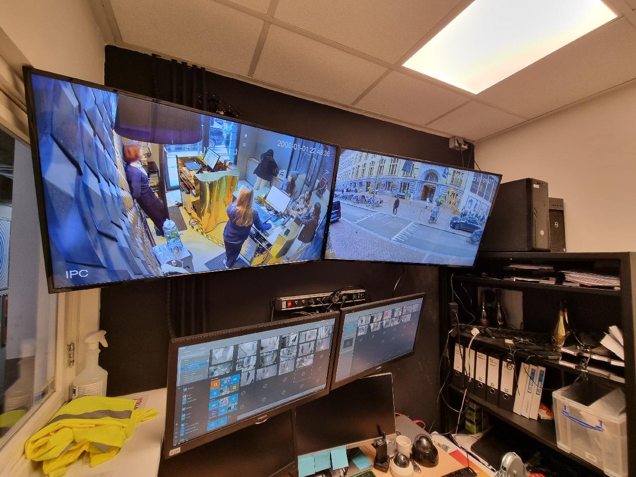 Alle camerabeelden van het hotel naast elkaar op de schermen in de meldkamer