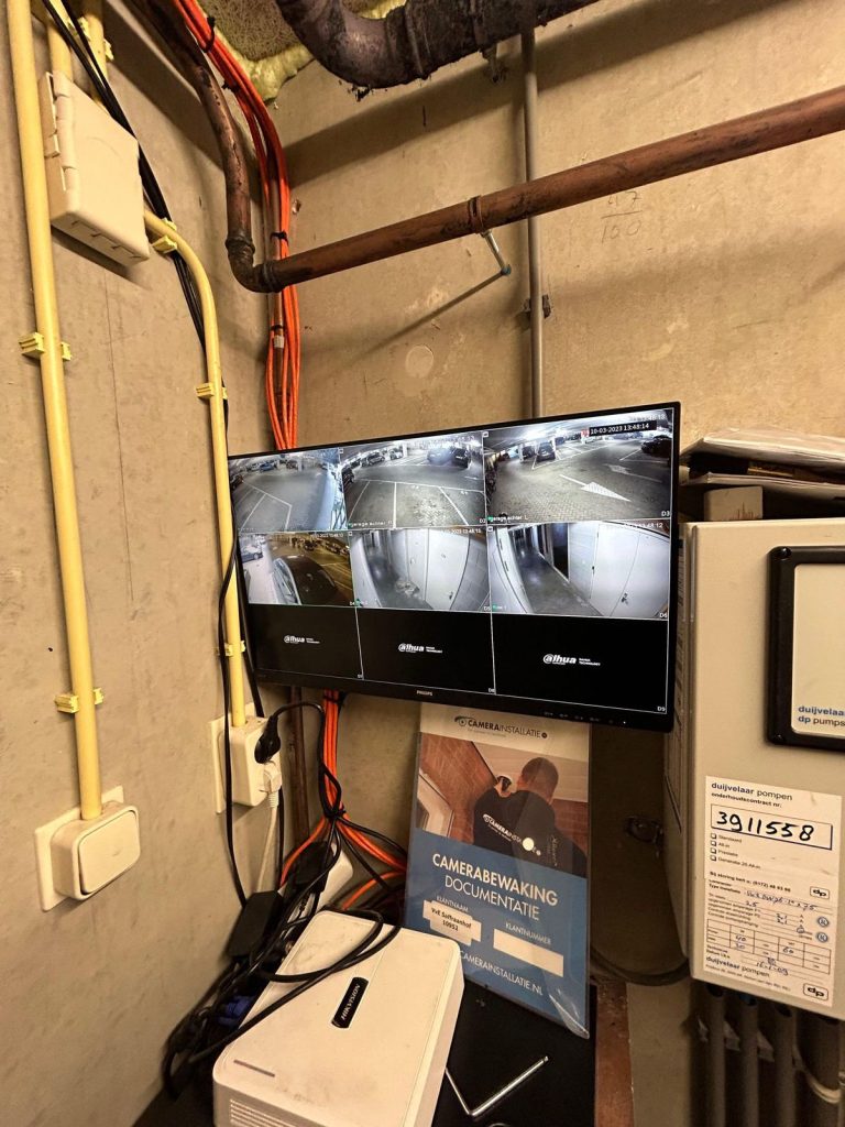 Monitor en recorder van een camerasysteem op een school