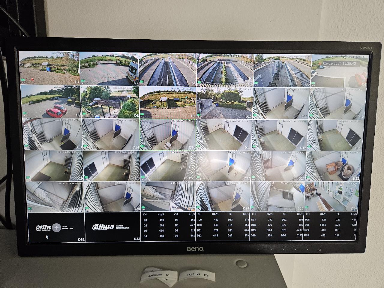 Monitor met tweeendertig live camerabeelden van een buitenterrein