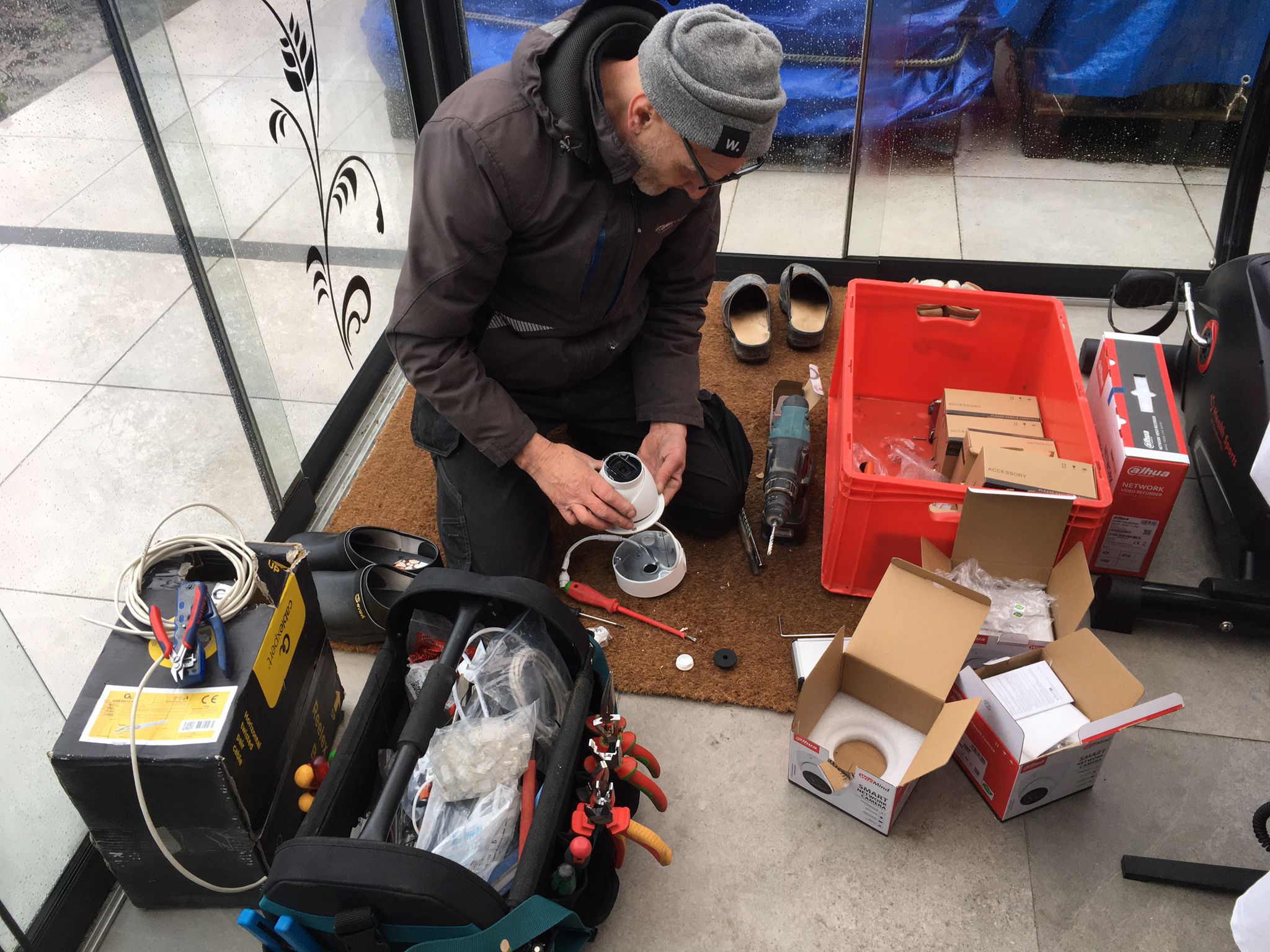 Monteur van CameraInstallatie met gereedschap klaar voor de installatie