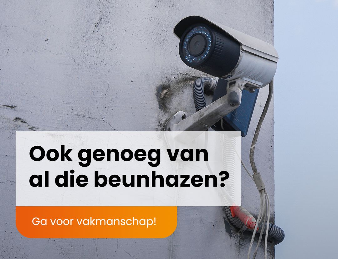 Monteur van CameraInstallatie bezig met een bewakingscamera-installatie