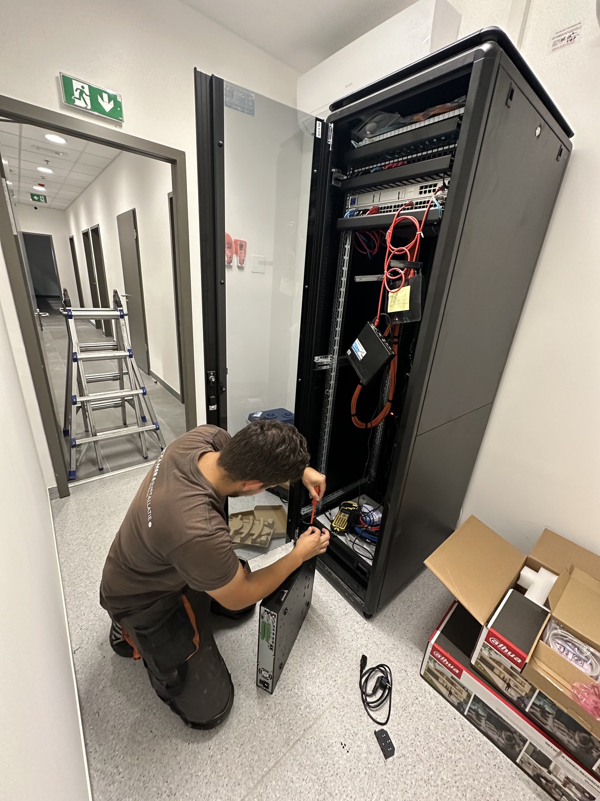 Monteur werkt aan de netwerkinstallatie voor een 2N IP-intercom