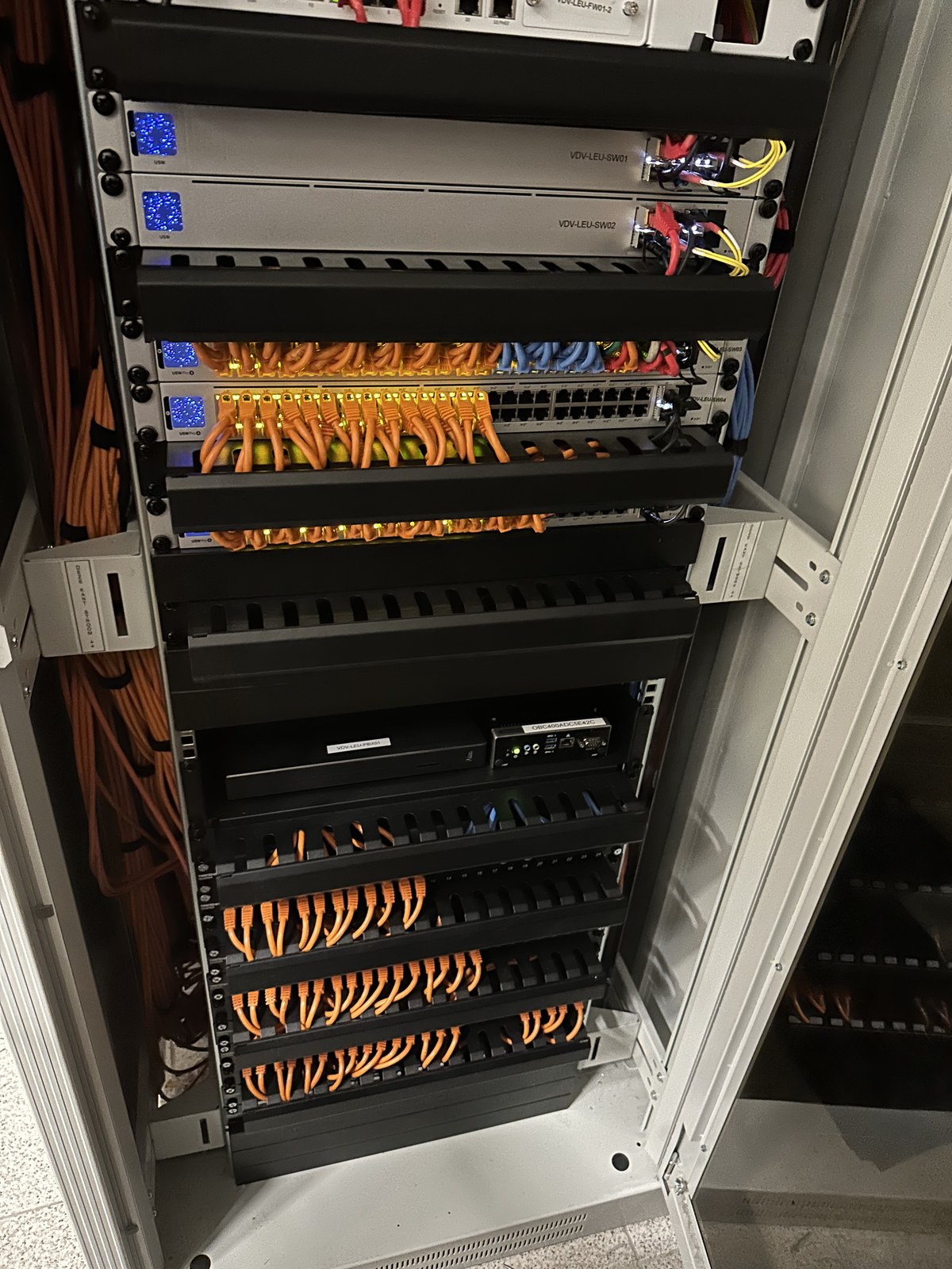 Nette technische kast met oranje Dätwyler-kabel, genummerd opgeleverd