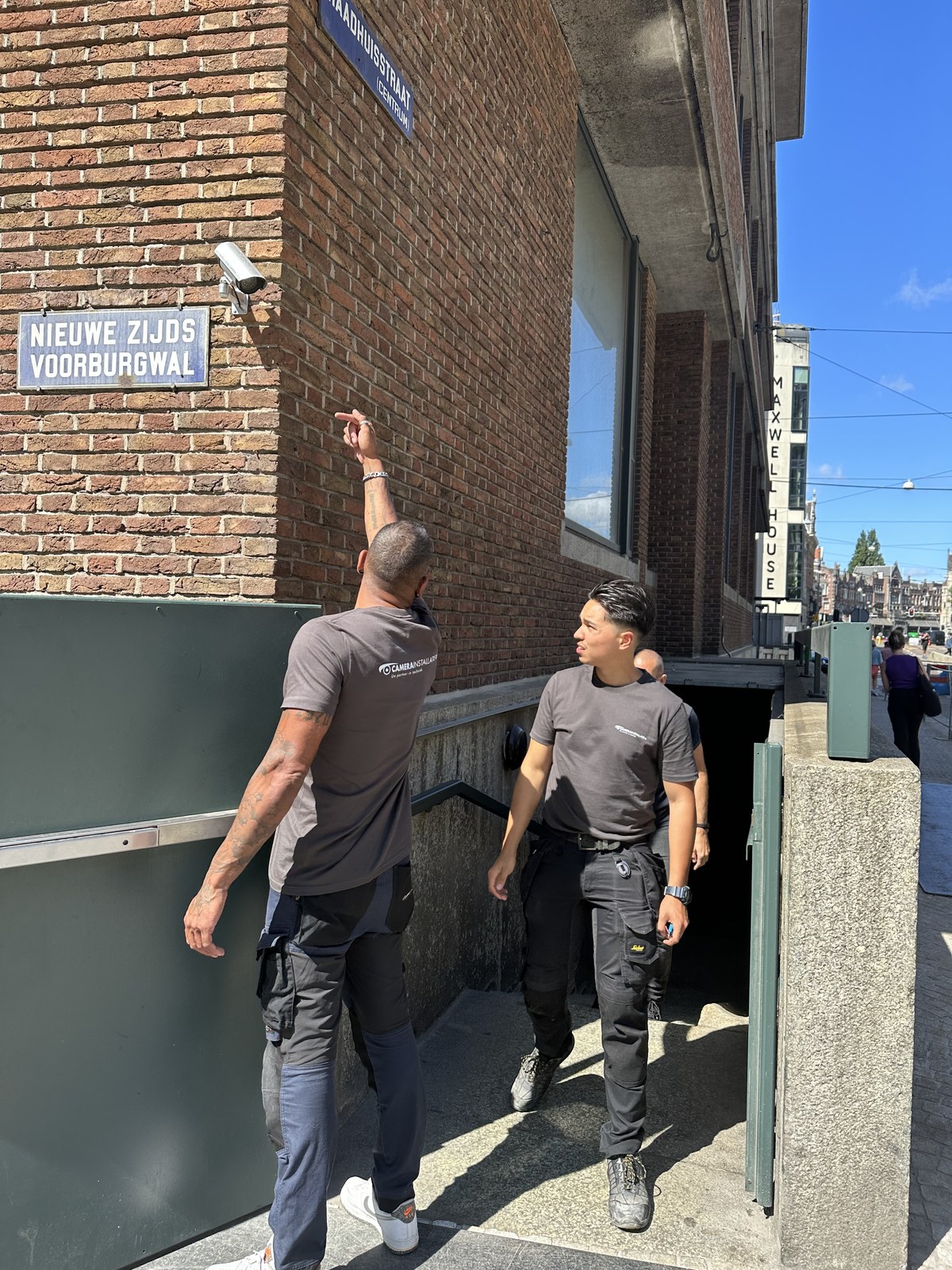 Monteurs van CameraInstallatie nemen de tekening door op locatie