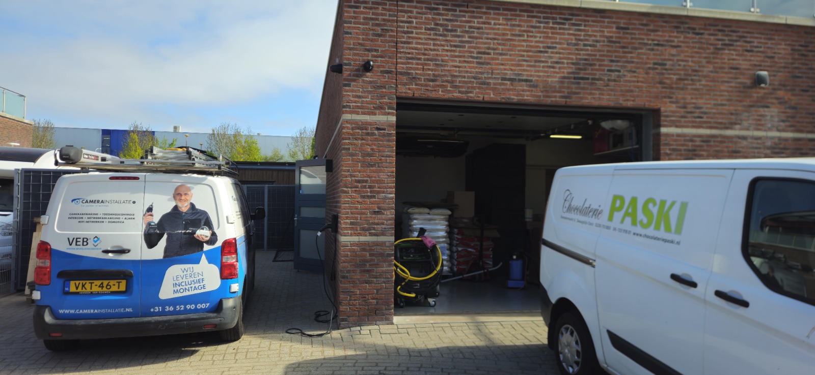 Werkbus van CameraInstallatie.nl voor een modern kantoorpand
