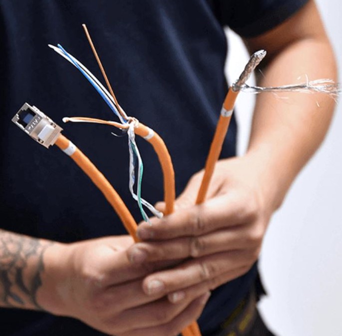 Verschillende kabels, netjes afgemonteerd