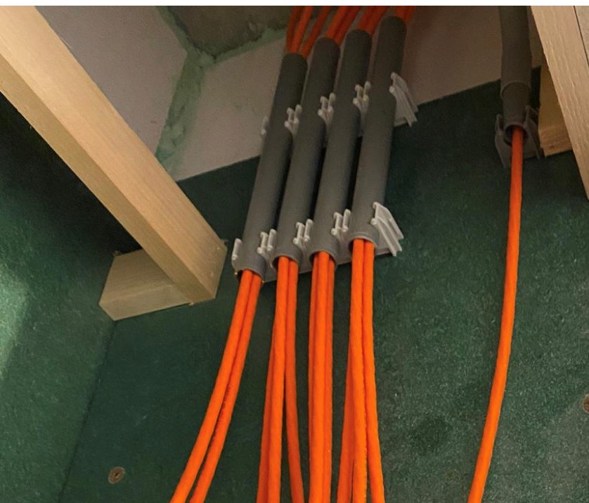 Netjes weggewerkt met kabelclips