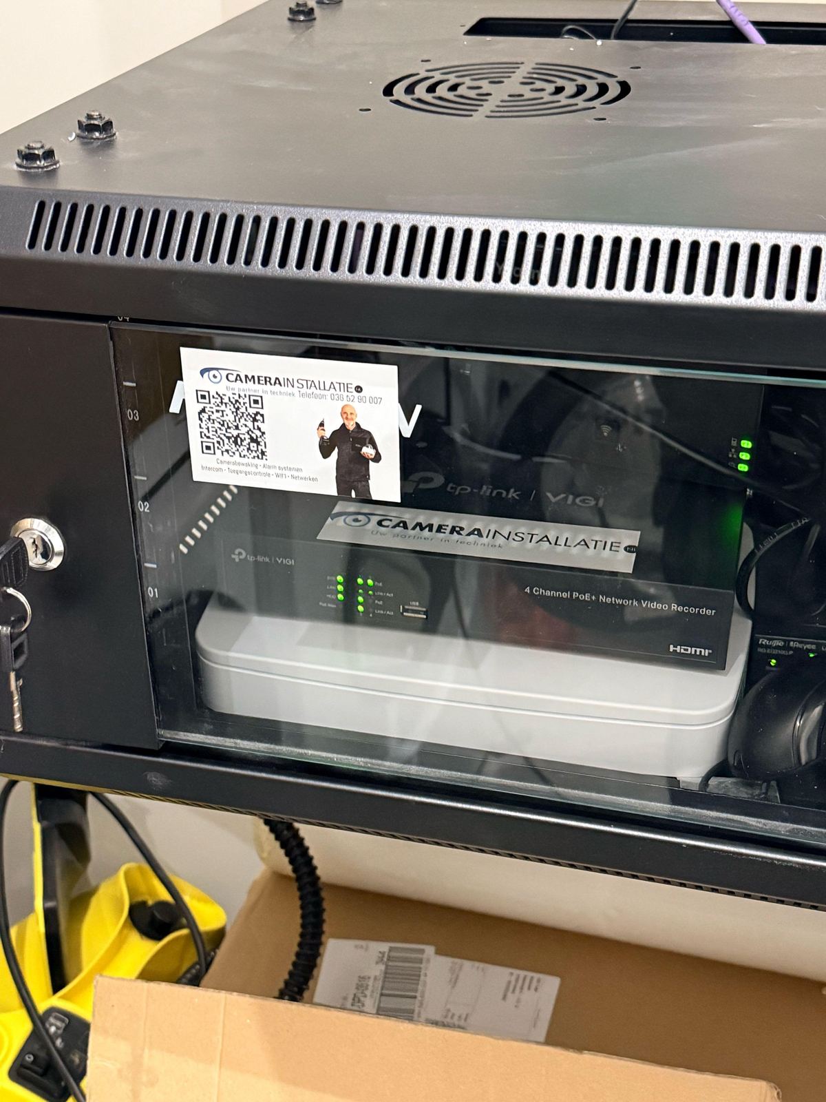 Nieuw gemonteerde netwerkkast van een camerasysteem met de recorder en de bekabeling netjes weggewerkt
