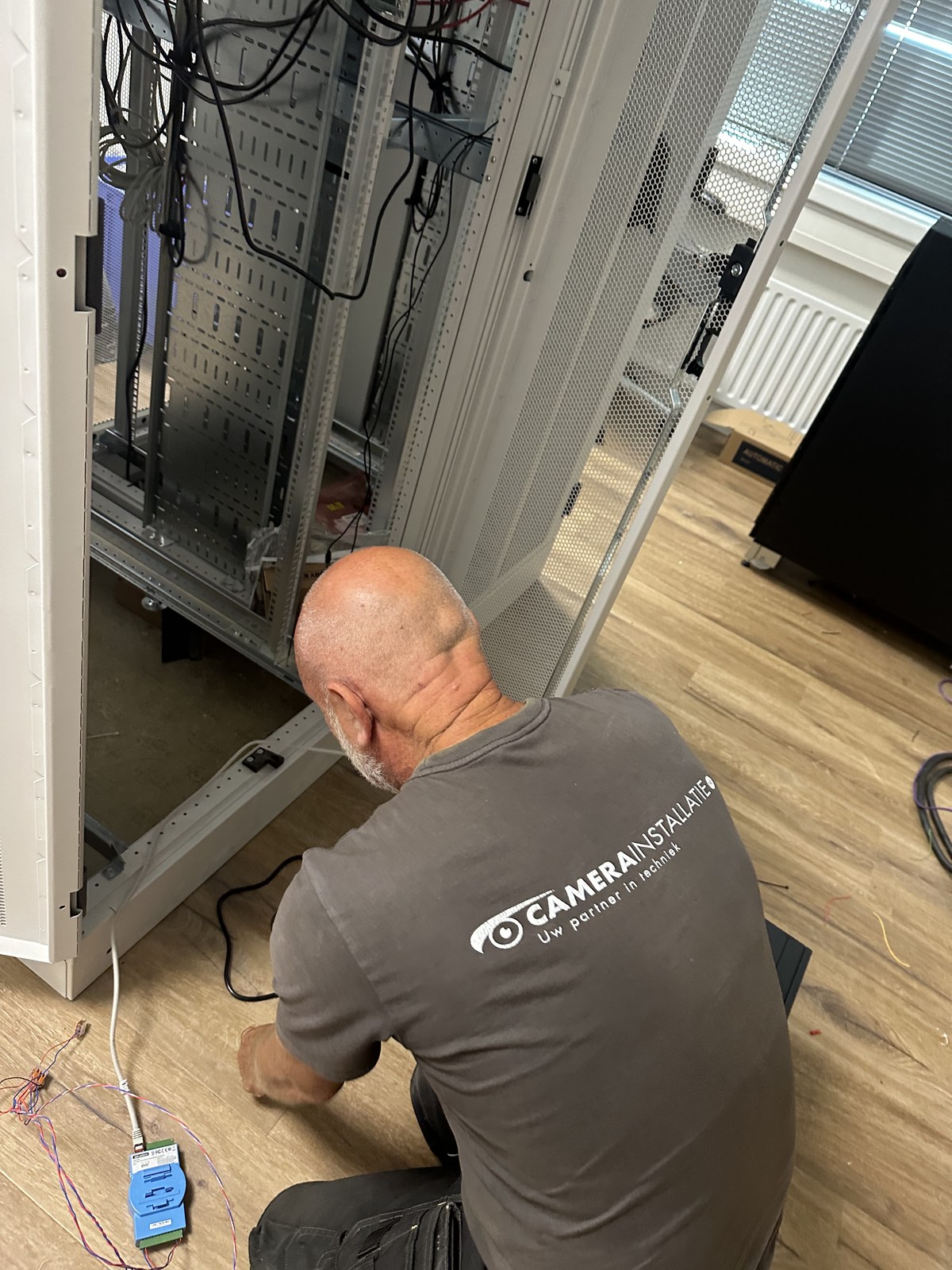 Netwerkkast met UniFi-switch en recorder in de technische ruimte