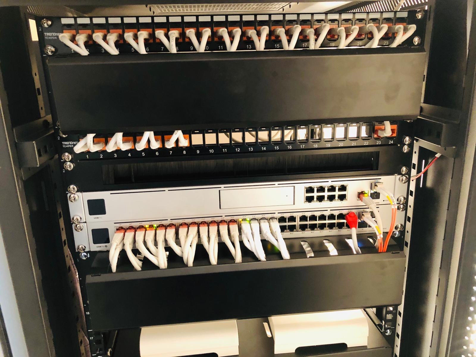 Netwerkkast met UniFi-apparatuur in de technische ruimte van de fabriek