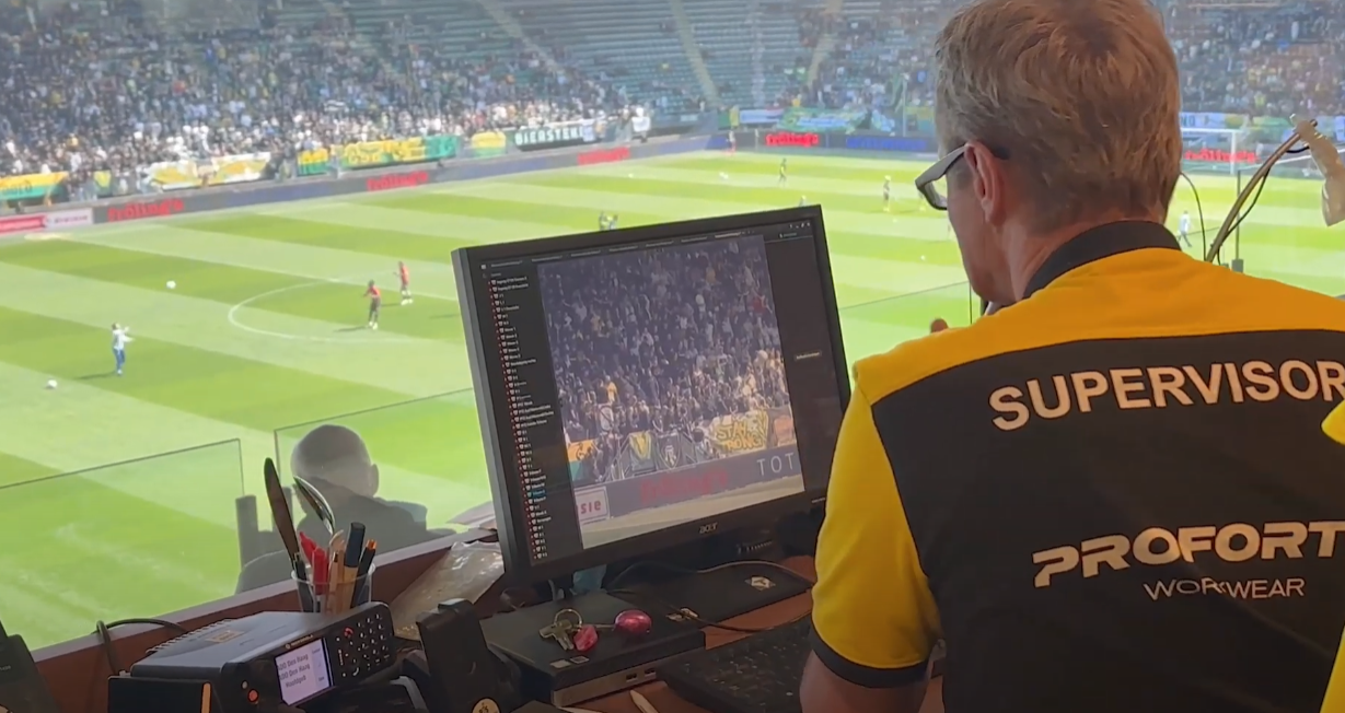 Medewerker kijkt live mee met de camerabeelden in Nx Witness op een uitkijkpost