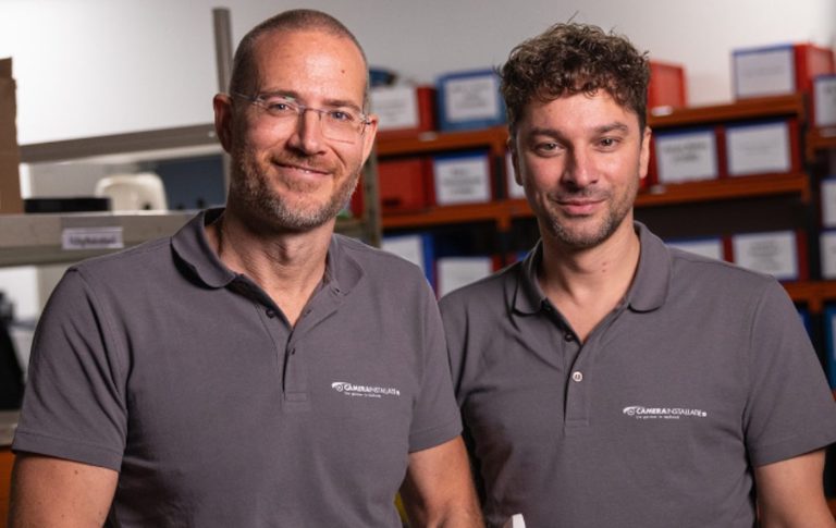 Marc Herdes en John van den Bosch, de oprichters van CameraInstallatie, in bedrijfskleding in het eigen magazijn