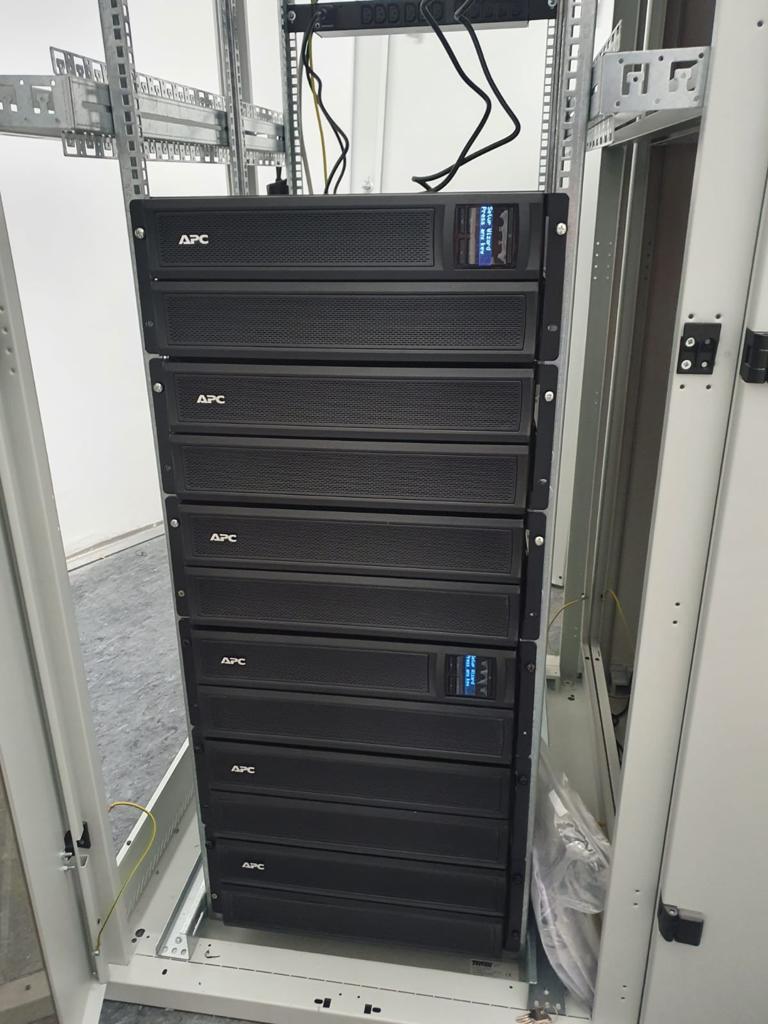 Serverkast met de opnameapparatuur van een camerasysteem, netjes gemonteerd in een wandkast