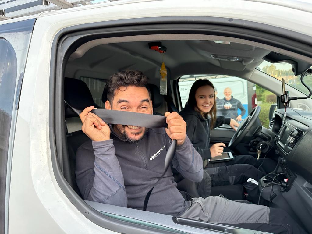 Collega van CameraInstallatie samen op pad in de bus