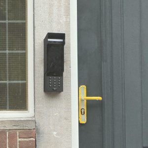 Codepaneel voor toegangscontrole naast een buitendeur