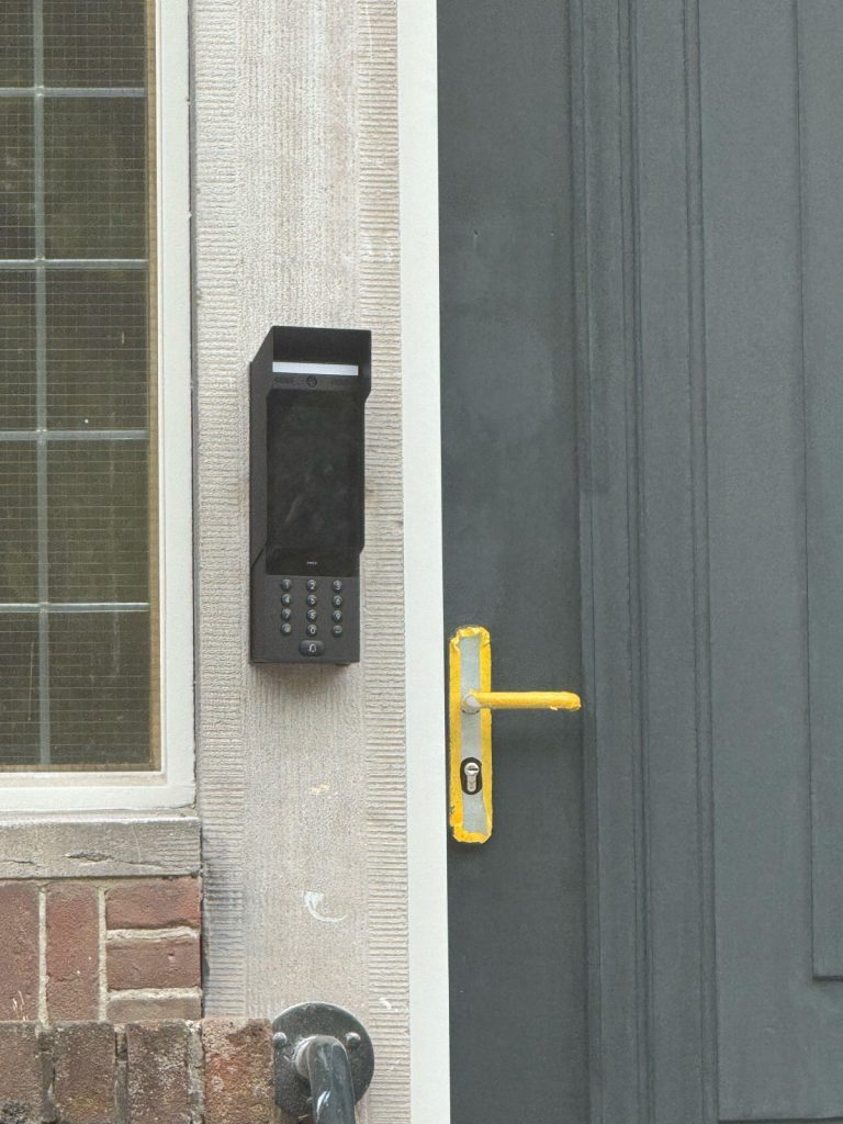 Codepaneel voor toegangscontrole bij een buitendeur