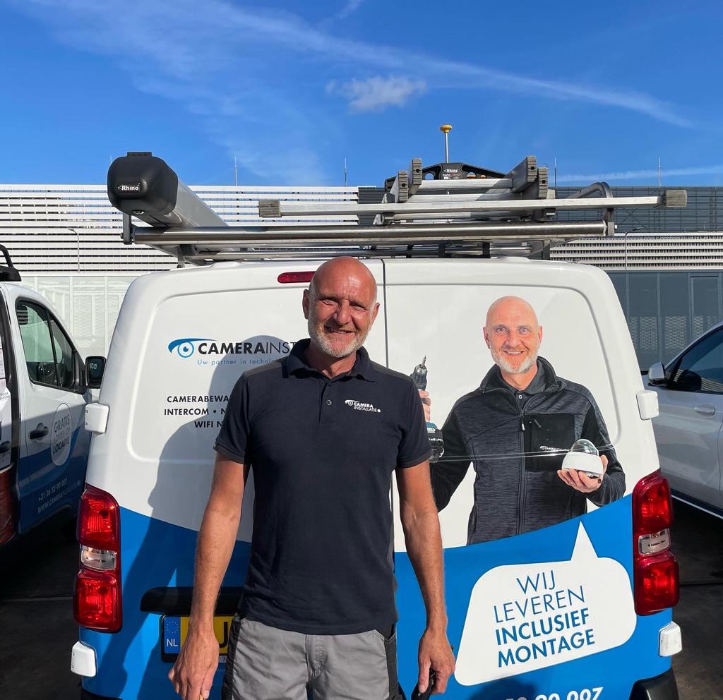 Twee monteurs van CameraInstallatie nemen bij de servicebus samen de tekening door