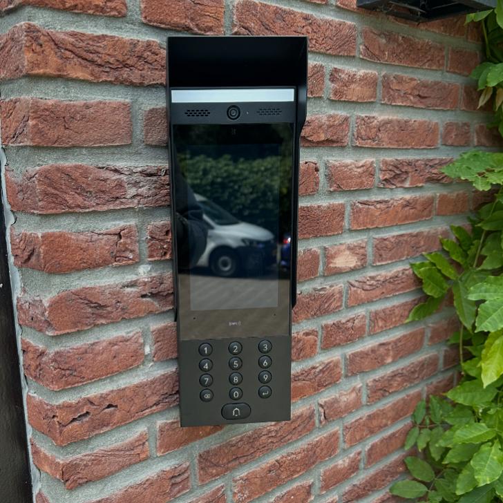 UniFi-intercom met camera, touchscreen en codepaneel aan de gevel, geplaatst door CameraInstallatie.nl