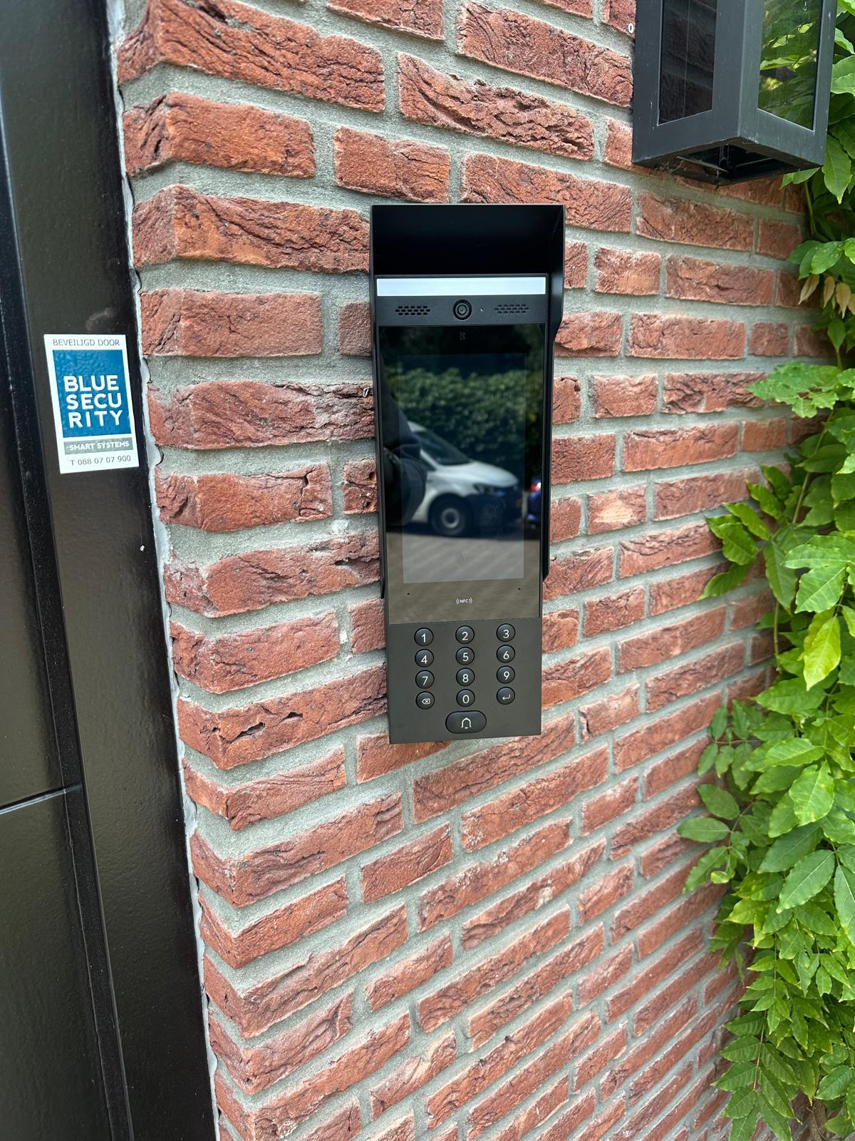 UniFi video-intercom met codepaneel bij de ingang van een gebouw