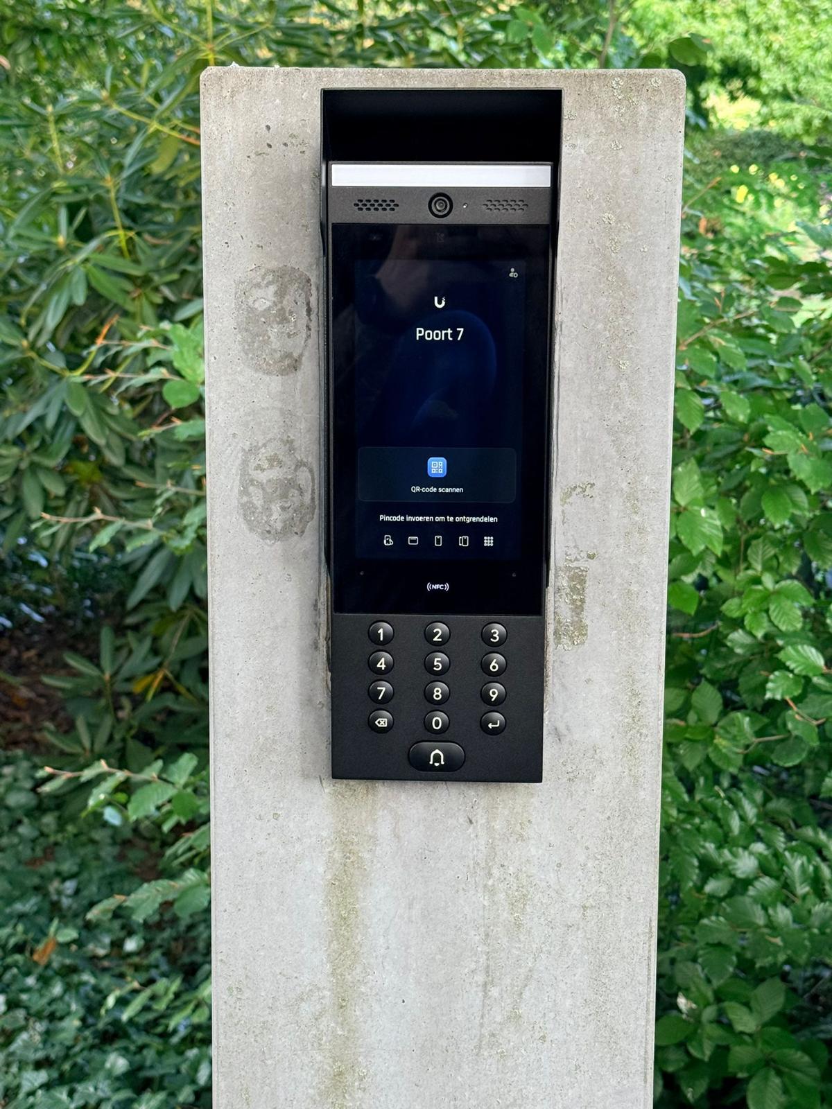 UniFi-intercom met touchscreen en keypad bij een poort, gemonteerd door CameraInstallatie.nl