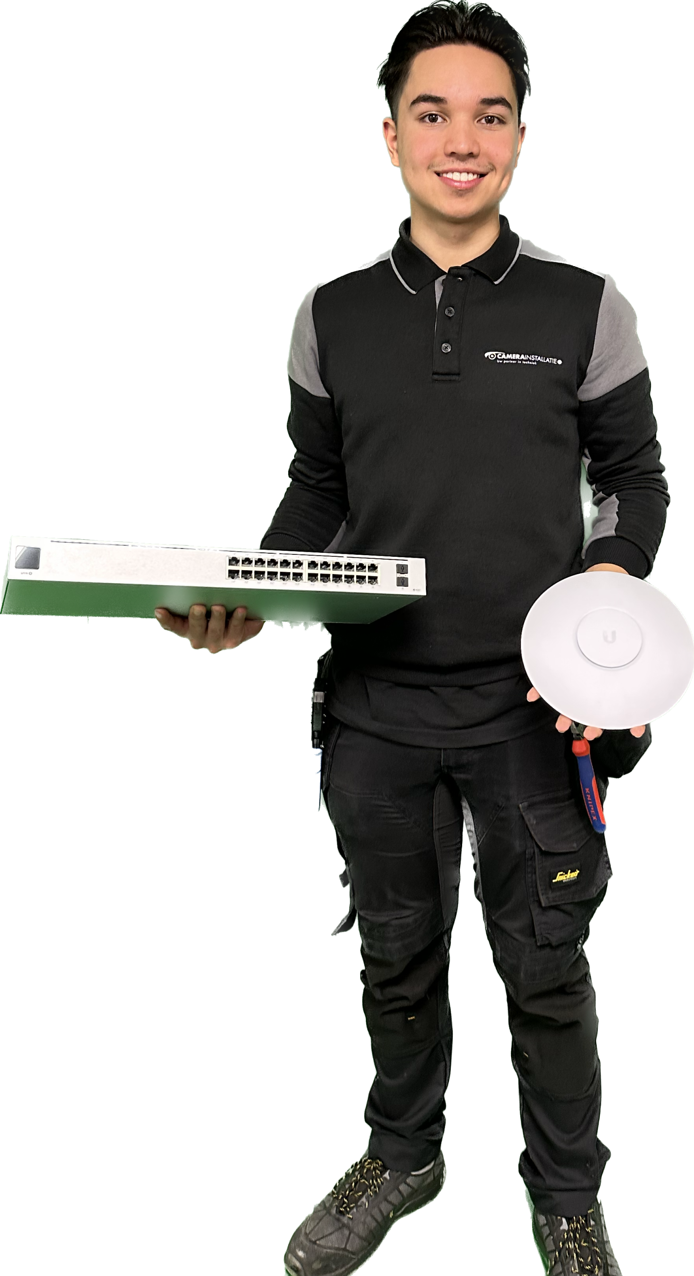 Monteur van CameraInstallatie met een PoE-switch en een accesspoint in de hand