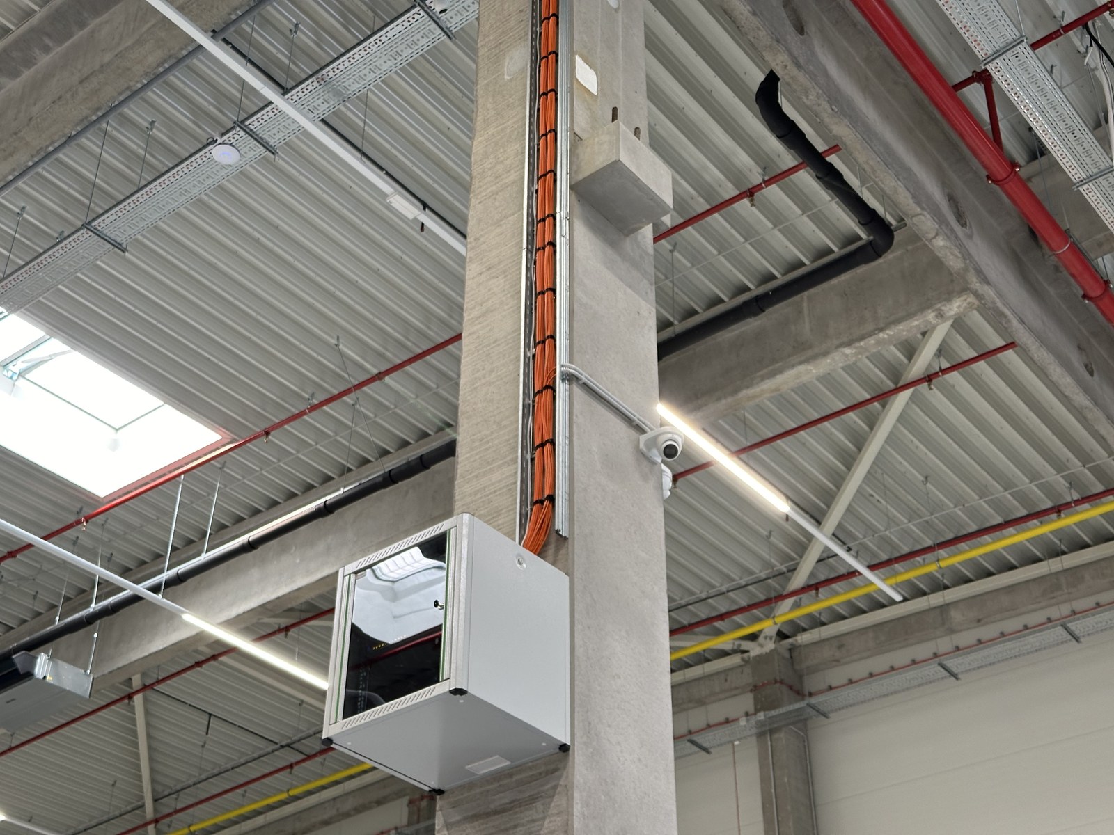 Netwerk en bekabeling die de UniFi Access-deuren voeden, netjes weggewerkt door CameraInstallatie.nl