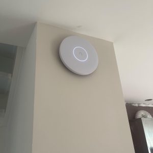 Wifi access point netjes aan een binnenmuur gemonteerd