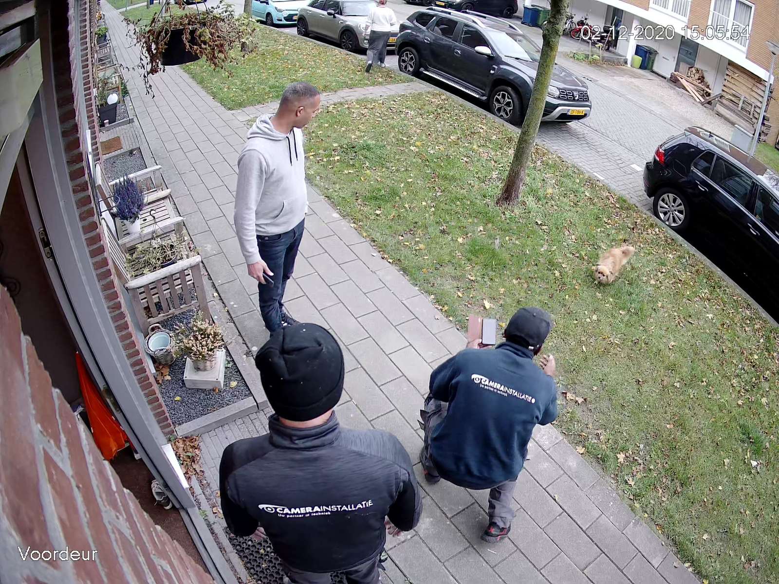 Camerabeeld van een bezoeker aan de voordeur via de videodeurbel