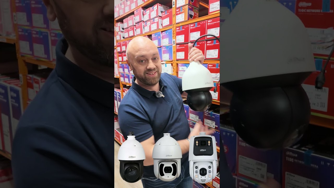 Collega met de camera's uit het eigen magazijn