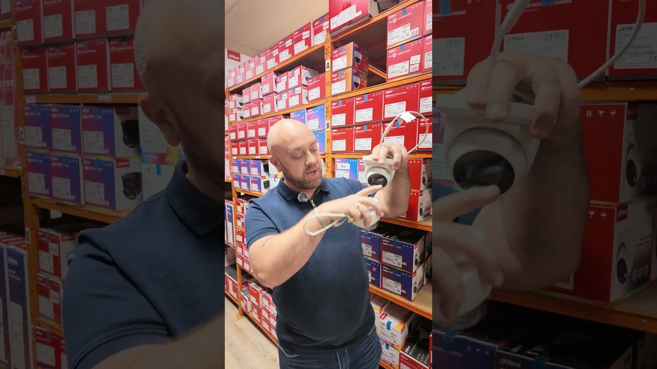 Collega controleert een camera in het eigen magazijn