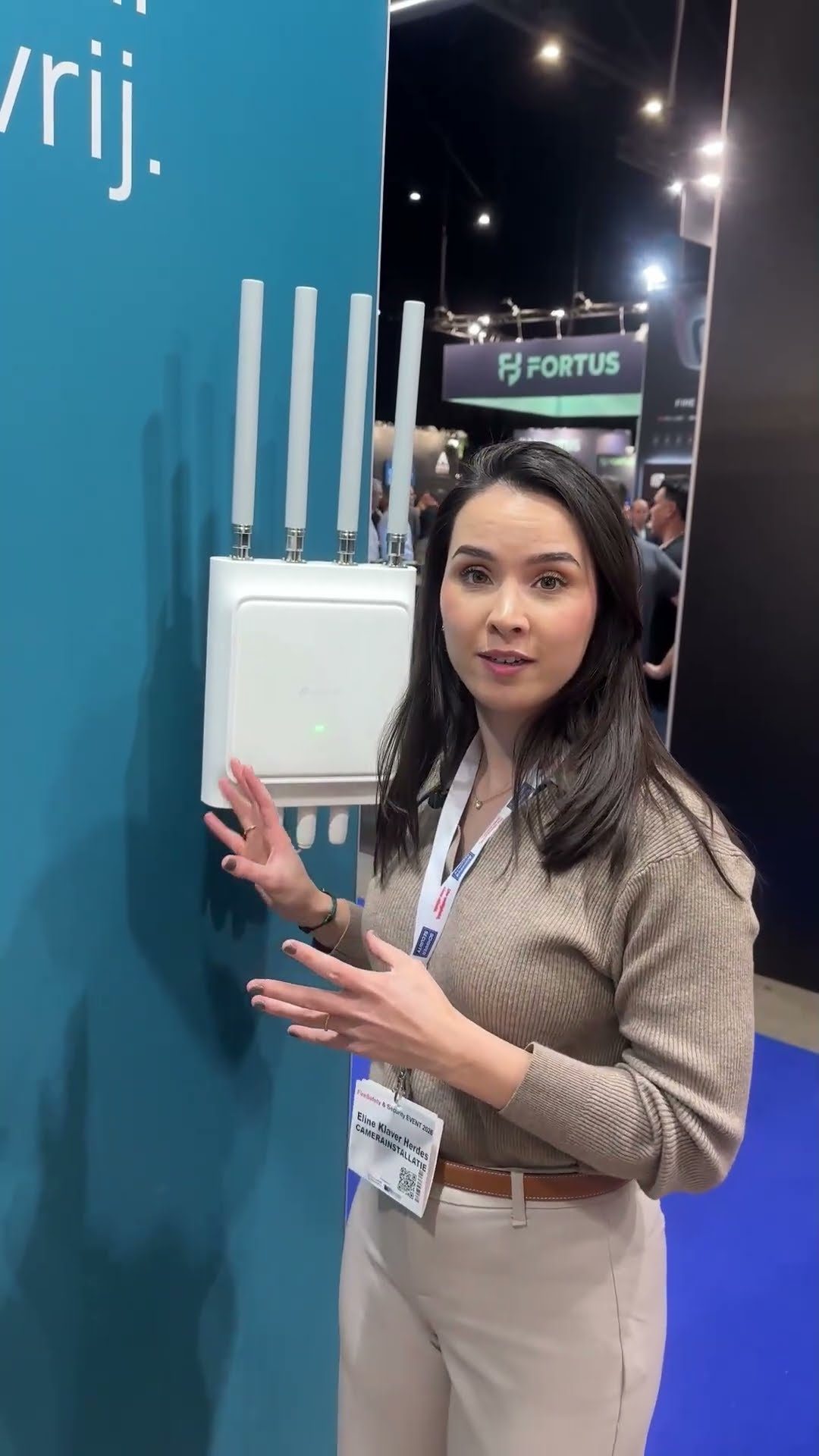 Videotegel: onze adviseur houdt een buiten-access-point van TP-Link Omada vast op een vakbeurs