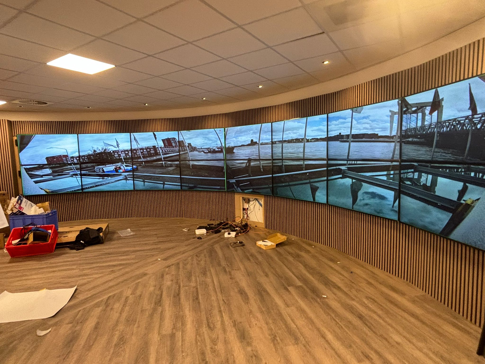 Videowall met de live camerabeelden in de meekijkruimte