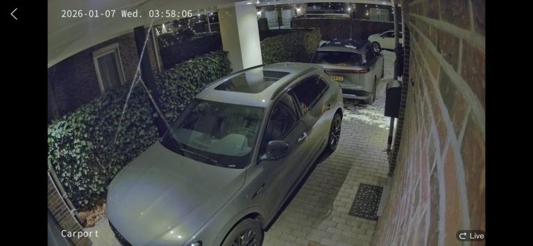 Hetzelfde camerabeeld overdag en in het donker naast elkaar