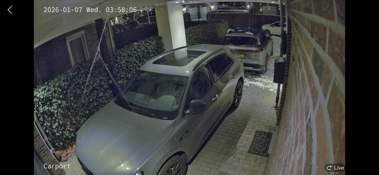Kleurenbeeld van een auto onder een carport, opgenomen om vier uur &rsquo;s nachts