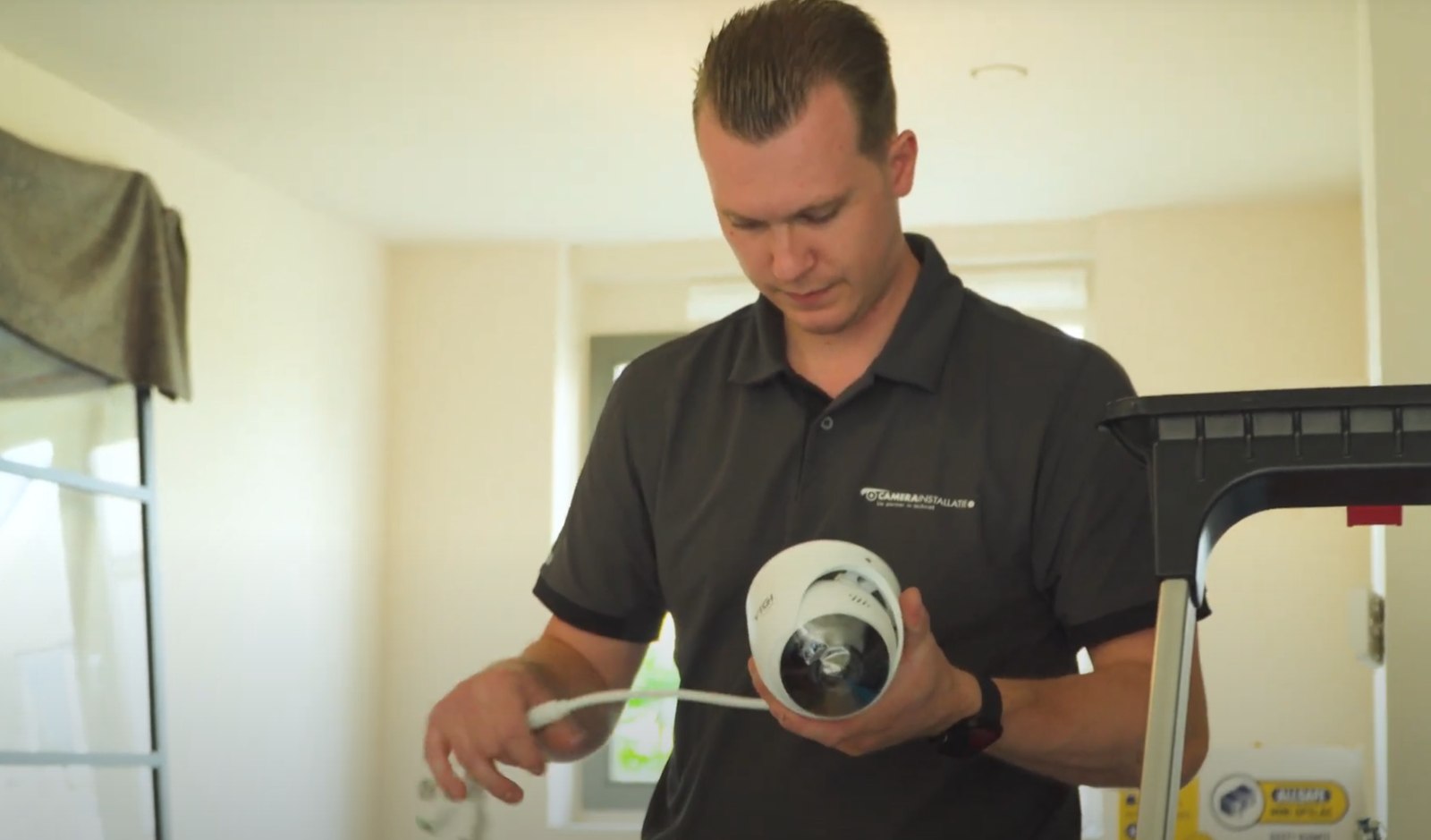 Onze monteur installeert een VIGI dome-camera
