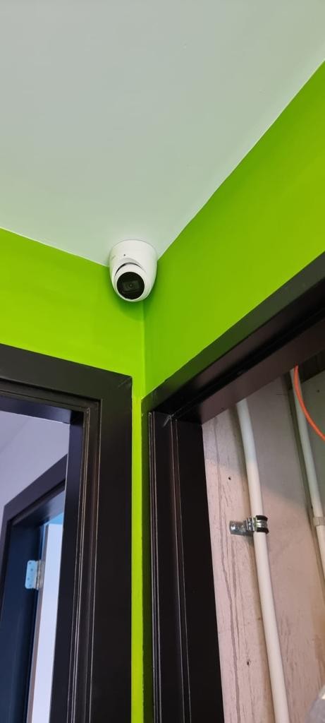 Camera in de hoek van een gemeenschappelijke gang bij de bergingsdeuren