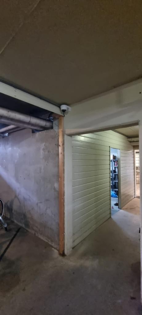Camera onder het plafond van de berging in een appartementencomplex