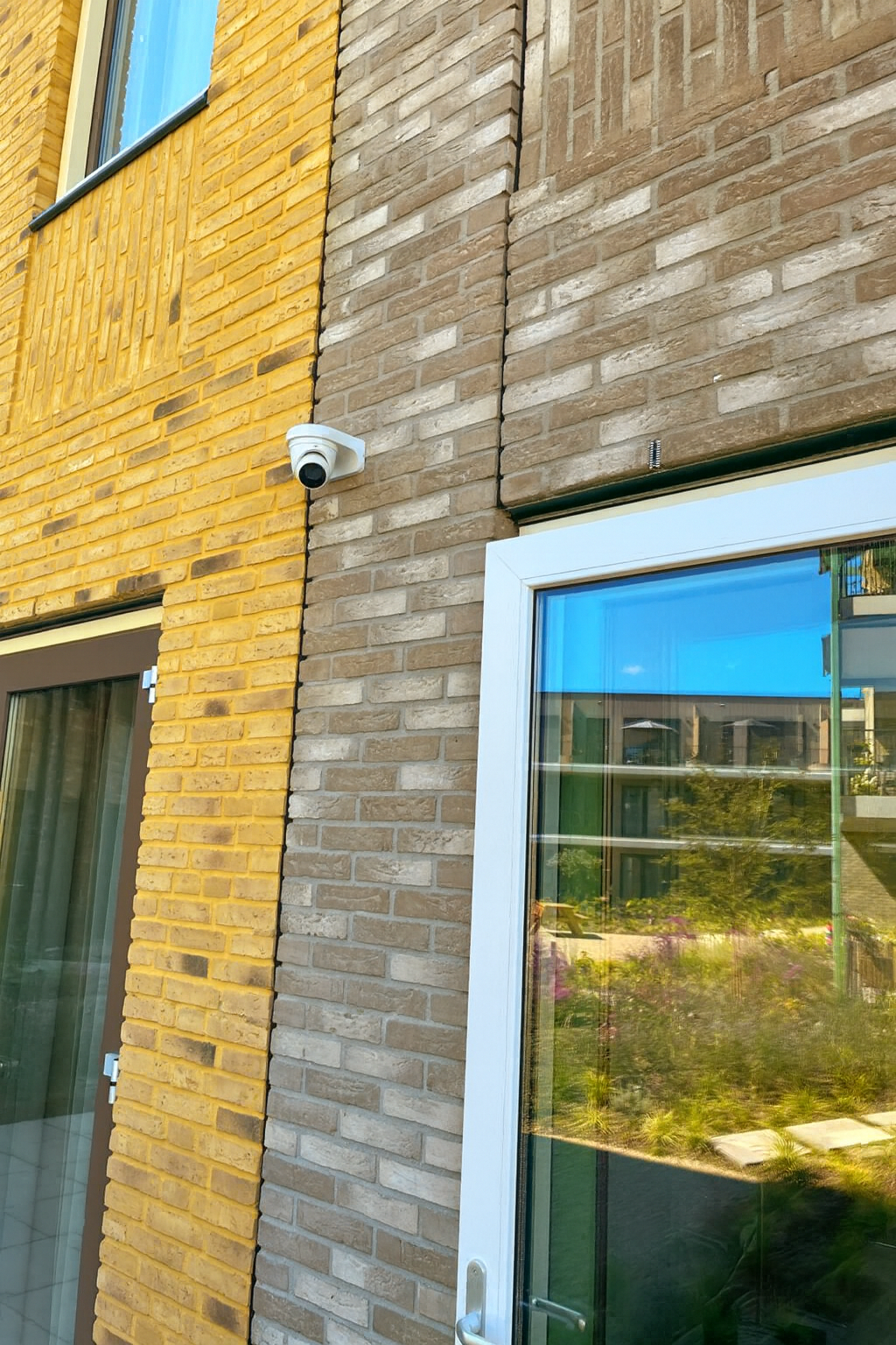 Afgeleverde camera aan de gevel van het complex
